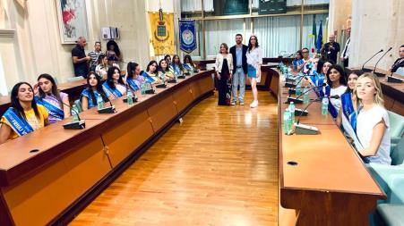 L’incontro delle ragazze di Miss Italia con il sindaco di Corigliano-Rossano Le parole di Patrizia Mirigliani: "Sindaci primo presidio delle istituzioni per i cittadini, mantengono vive le tradizioni"  