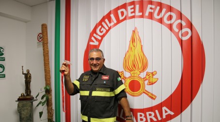 Elevata Professionalità e Dedizione: Un saluto al Vigile del Fuoco Pasquale Migale dopo 38 Anni di Servizio Promosso Capo Squadra viene assegnato dapprima al Comando di Crotone dove presterà servizio per circa 15 anni e successivamente trasferito al Comando di Catanzaro in servizio presso il distaccamento di Sellia Marina