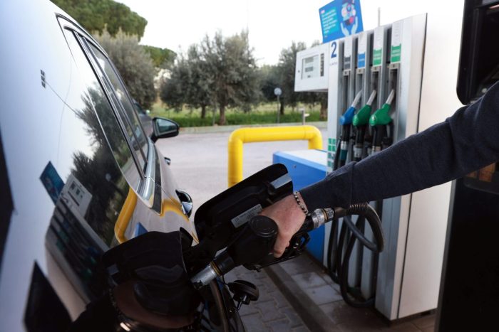 Mimit, per la benzina prezzo medio più basso dall’inizio del 2023