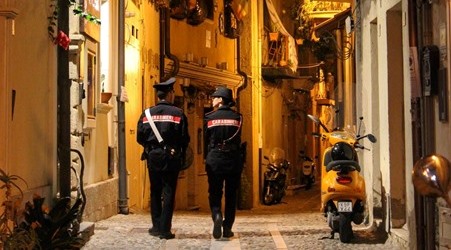 La magia di Chianalea di Scilla e i Carabinieri Nella pagina ufficiale di Facebook, la foto con due militari che percorrono le vie magiche della perla del Tirreno