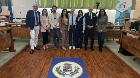 I Walk The Line’ si sposta a Taurianova, ospite d’eccezione Pegah Moshir Pour: ‘Esaltate la bellezza della diversità” Secondo incontro nella Piana di Gioia Tauro. L'attivista per i diritti umani italo iraniana a tu per tu con gli studenti del "Gemelli-Careri". L'avv. Sarra: "Attenti alle challenge, spesso sono veri giochi dell'orrore"