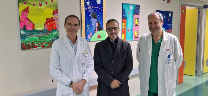 Un sorriso per i piccoli pazienti del reparto di Chirurgia Pediatrica dell’Azienda O.U. “Dulbecco” Grazie ai quadri donati dall’artista Fabio Mazzitelli
