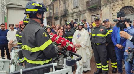 Cittanova, Ognissanti con la presenza dei Vigili del fuoco, deponendo una corona ai piedi della statua del SS Rosario La prima corona e' stata deposta dopo 88 anni  dalla posa in opera della Statua marmorea  realizzata dal maestro Francesco Jerace nato a Polistena nel 1853