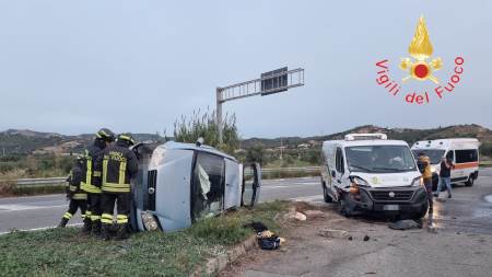 Auto si ribalta lungo la SS106 per lo scontro con un furgone, c’è un ferito trasportato in ospedale Intervento dei vigili del fuoco è valso alla messa in sicurezza del sito e dei mezzi. Sul posto carabinieri per gli adempimenti di competenza