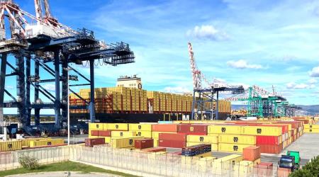 Porto di Gioia Tauro, tasse d’ancoraggio ridotte a sostegno dei traffici portuali Per sostenere la crescita dei traffici portuali, l’Autorità di Sistema portuale dei Mari Tirreno Meridionale e Ionio ha deciso di ridurre le tasse d’ancoraggio, come ormai da diversi anni