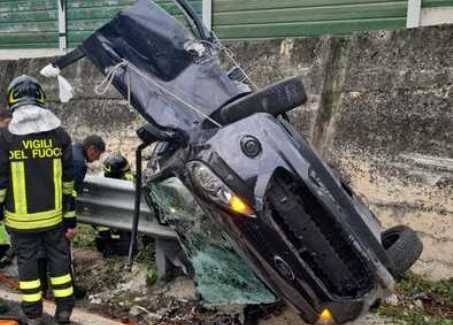 La tragedia sull’A1. Muore una ragazza calabrese di 21 anni, ferito il padre Dopo avere carambolato sull'asfalto, la Fiesta è finita sul guard rail in acciaio che delimita la carreggiata che ha infilzato il veicolo uccidendo la ventunenne