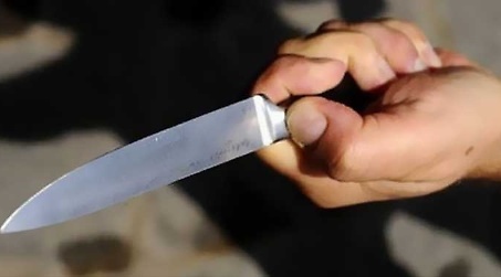 Orrore in Calabria. Un giovane uccide il padre a coltellate Sul posto sono giunti i carabinieri, che hanno avviato le indagini, il personale sanitario del 118 e l’elisoccorso il cui intervento è però risultato vano