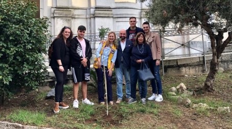 L’Associazione Philene è lieta di annunciare una significativa donazione di una pianta d’ulivo Simbolo di pace e rinascita, che è stata piantumata presso le aiuole del Duomo di Polistena in collaborazione con il Lions Club