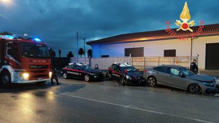 Incidente stradale in Calabria, un’auto sbanda e sbatte contro due pattuglie dei carabinieri, tre militari feriti, di cui due gravi I feriti  più gravi immediatamente venivano affidati alle cure del personale sanitario del Suem118