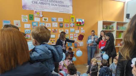 Taurianova, Giornata Nazionale della Gentilezza, il Comune aderisce con il muro costruito dai bambini nel Polo Sociale Integrato contro ogni barriera Dopo la panchina e albero, il muro: si arricchisce con un nuovo simbolo coinvolgente l’adesione del Comune alla Giornata nazionale della Gentilezza che ricorre oggi