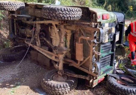 Domenica di sangue in Calabria. Un uomo di 47 anni muore schiacciato con la Jeep dopo un volo cadendo in una scarpata Sul posto gli operatori sanitari del 118 e l'elisoccorso giunto da Locri, ma per l'uomo è stato possibile solo constatare il decesso