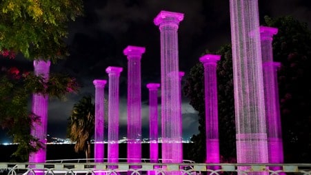 A Reggio Calabria le colonne di “Opera” si illuminano di viola nella giornata dedicata ai bambini nati prematuri Il Sindaco Giuseppe Falcomatà: "la bellezza incontra la solidarietà e l'impegno sociale"