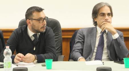 Cinquefrondi si rinnova con i Piani Urbani Integrati della Città Metropolitana: Falcomatà e Conia presentano il progetto Smart Areas Il sindaco della Città Metropolitana insieme al Sindaco di Cinquefrondi e Consigliere metropolitano, accompagnati dai Dirigenti e dai tecnici impegnati nel progetto, hanno illustrato i contenuti del programma di rigenerazione già avviato che prevede il restyling della Villa Comunale e delle aree adiacenti