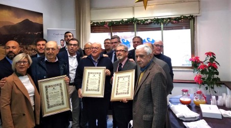 Confcommercio premia tre pilastri del mondo del Commercio reggino: Tito Pennestrì, Carmelo Nucera e Cristoforo Labate Una piacevole mattinata in cui il presidente Lorenzo Labate, il direttore Fabio Giubilo e tutto il direttivo hanno fatto il punto sulle tante iniziative ed i tanti progetti, percorsi, strumenti che l’Associazione dei Commercianti reggina ha messo a punto e a disposizione della comunità