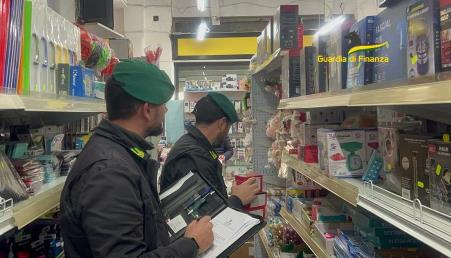 Articoli natalizi non sicuri, sanzionati dieci attività commerciali in Calabria In tema di tutela dei diritti dei consumatori e degli utenti, il Codice del Consumo (D.Lgs. 206/2005) stabilisce, infatti, che i prodotti destinati al consumatore, commercializzati sul territorio nazionale, debbano riportare le indicazioni relative alla denominazione legale o merceologica del prodotto