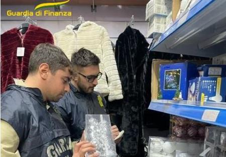 Continua l’operazione “Natale sicuro” in Calabria, sequestrati oltre 230 mila prodotti non conformi agli standard sicurezza Fra la merce sequestrata figurano materiale elettrico ed altre decorazioni a tema natalizio (serie luminose, sfere decorative ed accessori di varia tipologia per l’albero di Natale)