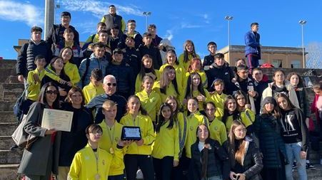 Grande affermazione della Scuola Secondaria di I grado “F. Pentimalli” di Gioia Tauro, alle “Piziadi” In particolare, nelle varie specialità, sotto la guida impeccabile dei proff. di Scienze Motorie e Sportive Andrea Sofia e di Lingua Inglese Simona Marra, si sono distinti per i risultati ottenuti gli alunni