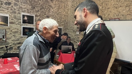 Incontro dei carabinieri con gli anziani nel Reggino. I consigli contro i truffatori L’evento ha costituito un momento di aggregazione e di affettuosa vicinanza alla popolazione, che nell’occasione ha rievocato racconti legati alle antiche tradizioni del paese e scattato qualche foto ricordo con i Carabinieri