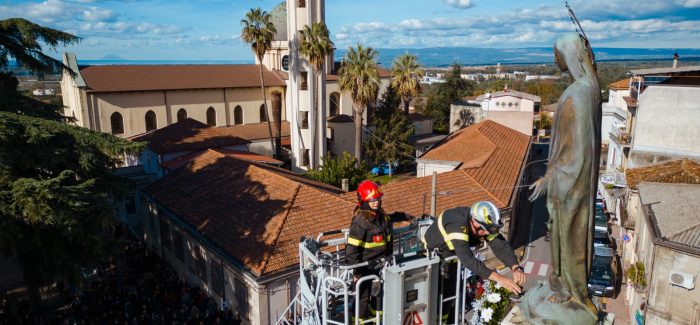 Polistena,  8 dicembre,  i vigili del fuoco hanno infiorato la statua della Madonna Immacolata