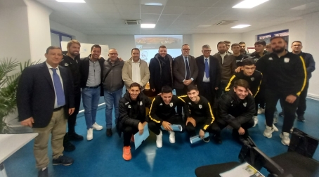 L’ASD Saint Michel ospite della società MCT all’interno del porto di Gioia Tauro A guidare l'incontro è stato l'amministratore di MCT, Dott. Antonio Testi, il quale con un pullman ha percorso insieme alla squadra l'intero perimetro del Porto