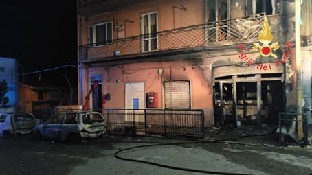 Vasto incendio in Calabria, distrutto un ufficio postale e due autovetture nelle vicinanze Non si registrano danni a persone. Accertamenti in corso circa l'origine del rogo al momento nessuna ipotesi viene esclusa