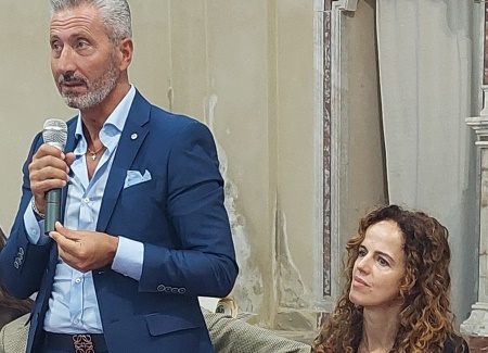 Il Comune di Taurianova difende il Natale nelle scuole Il sindaco Biasi e l’assessore Crea fanno gli auguri agli studenti per il nuovo anno