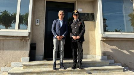 Falcomatà: “Grazie ai Carabinieri per l’efficacia dell’indagine che ha fatto luce sui furti e i danneggiamenti ai mezzi delle società Castore e Idrorhegion” Il primo Cittadino ha fatto visita al Comando stazione di Reggio Calabria, rione Modena, incontrando il Comandante provinciale Cesario Totaro, al quale ha rivolto anche un ringraziamento per la provvidenziale attività di supporto, avvenuta qualche giorno fa ad opera dei Carabinieri di Reggio Calabria, ad una donna in difficoltà che stava accompagnando il marito in ospedale