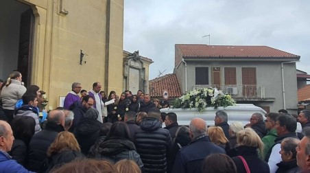 In 3000 ai funerali del tredicenne morto in Calabria a scuola dopo l’ora di educazione fisica La cerimonia si è conclusa con i toccanti ricordi dei cuginetti di Domenico, della dirigente scolastica, del parroco e dello zio del 13enne