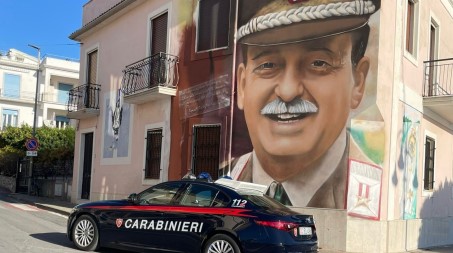 Arrestato dai Carabinieri in Calabria per aver detenuto cocaina, hashish e marijuana ai fini di spaccio Il cane di nome Batik è risultato determinante per il rinvenimento di un’ingente quantità di droga: lo stesso infatti ha più volte segnalato un armadio presente in camera da letto