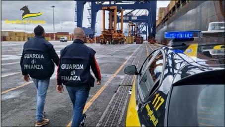 Gioia Tauro, sequestrate 251 autovetture e circa 7.650 dollari, trafugati sul territorio canadese Nel corso dell’attività di polizia giudiziaria, svolta con una scrupolosa analisi dei documenti commerciali di transito e trasporto, la verifica di regolarità doganale delle dichiarazioni di ingresso ed i relativi riscontri info-investigativi, sono stati sottoposti a blocco ed ispezione un totale di 483 containers, imbarcati su 18 distinte navi cargo