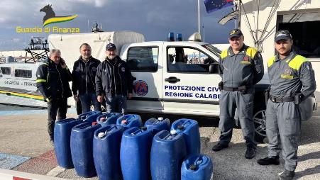 Donato alla Protezione Civile di Reggio Calabria, carburante confiscato durante un’operazione contro l’immigrazione clandestina Poiché le successive analisi di laboratorio hanno confermato la natura di prodotto petrolifero idoneo all’autotrazione, le Fiamme gialle hanno proposto alla Procura della Repubblica di Locri la devoluzione della predetta benzina ai Volontari della Protezione Civile