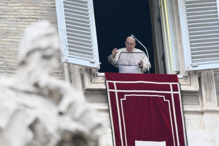 Papa “Continuiamo a pregare per la pace”