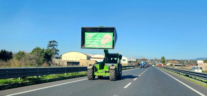 A Rosarno la protesta degli agricoltori. Se il governo non interviene la situazione può precipitare. VIDEO Bloccata la superstrada Jonio Tirreno da Rosarno fino a Melicucco 