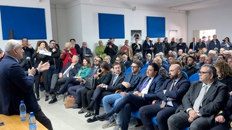 L’intervento. L’ex deputato Forciniti, “Sulla questione Port ne è venuta fuori una ridicola passarella” Gli esponenti politici locali dei partiti di governo regionale ci hanno fatto chiaramente capire da quale parte stanno. Di fronte a una multinazionale prossima a prendere possesso dell'unico porto che insiste sul nostro territorio per costruirci sopra una enorme fabbrica di turbine per la lavorazione del gas, l'atteggiamento che hanno tenuto è stato da una parte di totale appiattimento sulle pretese dell'azienda