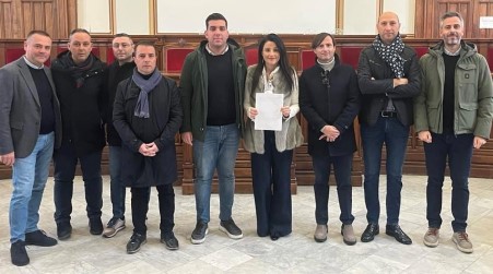 Reggio Calabria, il centrodestra e le opposizioni: “Fino alla discussione della mozione solleciteremo il supporto di 4 colleghi che abbiano a cuore le sorti della città” “Da 10 a 30 giorni: questi i tempi di attesa per discutere la fine di una consiliatura che non ha mantenuto le promesse fatte alla città”