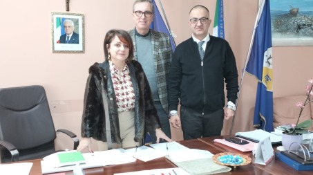 Confesercenti Calabria e l’Istituto Professionale Alberghiero Turistico “Giovanni Trecroci” di Villa San Giovanni firmano una Convenzione per l’erogazione di corsi HCCP tramite la piattaforma online Confesercenti La firma dell'accordo è avvenuta in una cerimonia ufficiale presso l'Istituto alla presenza dell'amministratore di Confesercenti Calabria Servizi, Francesco Baggetta, del vicepresidente di Confesercenti Calabria, Claudio Aloisio e della Dirigente Scolastica dell'Istituto, Enza Loiero