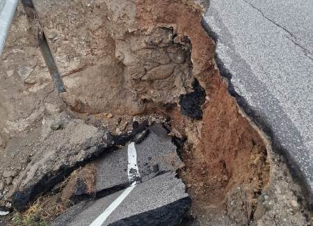 Gerace, frana lungo il collegamento con Locri, “arteria che soffre di totale incuria” Sono state sufficienti poche ore di pioggia per mettere a nudo la fragilità di un’arteria che da anni soffre di totale incuria e di quasi nulla manutenzione ordinaria