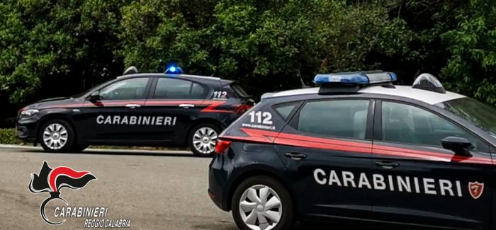 Deferiti quattro minorenni per rapina, le vittime altri due minori derubati di alcuni effetti personali I due fratelli hanno tentato di inseguire i responsabili e, una volta raggiunti, i giovani ladri hanno aggredito i due minori con calci e pugni per assicurarsi la fuga