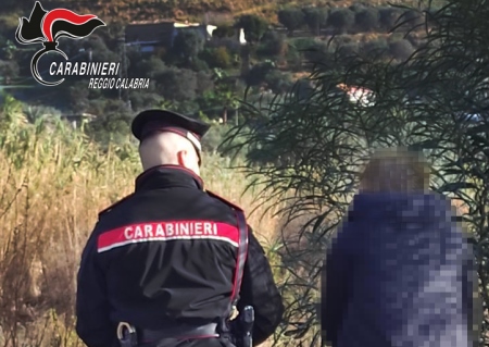 I carabinieri nella Locride ritrovano un 24enne scomparso e lo salvano da un probabile suicidio Il ragazzo dopo aver scritto una lettera manoscritta di addio rivolta ai suoi genitori, dai chiari intenti suicidi, si era allontanato volontariamente dall’abitazione presso la quale stava trascorrendo le festività natalizie, facendo perdere le sue tracce