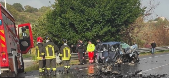 San Luca un paese in lutto. 4 persone decedute dopo un incidente. I nomi Le vittime sono: Teresa Giorgi 35 anni, Domenico Romeo di 28 anni, Elisa Pelle di 25 anni e Antonella Romeo 19 anni