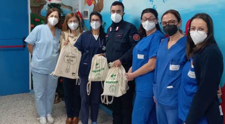 Epifania, i carabinieri forestali nel reparto di pediatria dell’Ospedale di Vibo Valentia Nel segno della tradizione anche quest’anno i Carabinieri della Biodiversità hanno organizzato una giornata speciale: diversi bambini ricoverati nell’ospedale “Jazzolino” di Vibo Valentia hanno ricevuto doni e attenzioni, nella speranza che anche la conoscenza e l’amore per la natura aiutino a superare questo difficile periodo