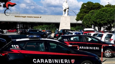 “Suo figlio è stato arrestato a seguito di un incidente stradale. Servono dei soldi…”, sventata tentata truffa nel Reggino Questa è la chiamata che un truffatore, spacciandosi per avvocato, effettua ad un’anziana signora chiedendo la consegna di soldi e monili d’oro per far fronte alle spese legali che avrebbe dovuto sostenere nei confronti del figlio, arrestato in seguito ad un incidente stradale, affinché fosse scarcerato