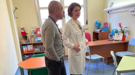 Scuola in Ospedale: inaugurata l’aula dedicata alle attività didattiche rivolte a bambini e adolescenti ricoverati nella U.O.S.D. Oncoematologia Pediatrica del G.O.M. In occasione della Giornata Internazionale dell’Educazione, ieri è stata inaugurata l’aula dedicata alla Scuola in Ospedale, un progetto avviato dal Grande Ospedale Metropolitano “Bianchi – Melacrino - Morelli” di Reggio Calabria e dall’Istituto Comprensivo “Galilei – Pascoli” con l’obiettivo di garantire il diritto all’istruzione ai pazienti ricoverati presso la U.O.S.D. Oncoematologia Pediatrica e la U.O.C. Pediatria