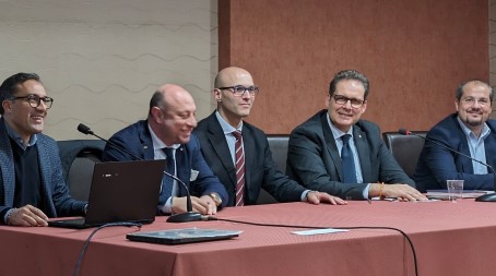 In Calabria l’assemblea nazionale dei direttori d’albergo La decisione del direttivo nazionale per la scelta della location della manifestazione più importante dell’associazione dei manager d’hotel era tanto attesa ed è stata annunciata nel corso dell’assemblea regionale dal vice presidente nazionale Demetrio Metallo, nei giorni scorsi al Mediterraneo Palace Hotel di Amantea