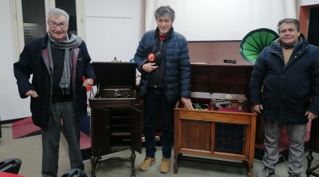 A Bova Marina la magia dei grammofoni del collezionista Nicolò Si è svolta ieri pomeriggio nella sala Irssec di Bova Marina, alla presenza del sindaco Saverio Zavettieri, dell'assessore comunale Francesco Plutino e del collezionista Nicolò, l'esposizione e l'ascolto di grammofoni d'epoca, un evento unico, evocativo ed emozionante