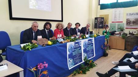 All’Einaudi-Alvaro di Palmi un convegno per discutere delle opportunità occupazionali in agricoltura È stato dato inoltre ampio spazio alle preziose e sentite testimonianze di ex allievi dell’ITA “Einaudi-Alvaro” di Palmi, Carlo Todaro, amministratore della cooperativa AGRILUB, e Girolamo de Giglio, dottore in Scienze Agrarie e imprenditore agricolo