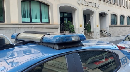 Molestie all’ex compagna, arrestato un uomo, 2 volte in 3 giorni, per inosservanza al divieto di avvicinamento nel Reggino L’uomo, si è introdotto nell’appartamento della ex compagna, approfittando dell’assenza della stessa e dei suoi due figli minori ed ha aspettato il loro rientro