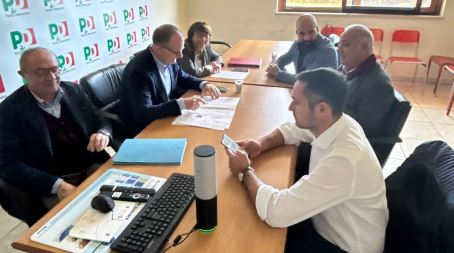 Riunione del gruppo del Pd che domani sarà presente all’iniziativa dell’Anci Confermata volontà di non partecipare alla Conferenza dei capigruppo fino alla integrazione nelle Commissioni dei propri rappresentanti. Giovedì 22 Chiara Braga in Calabria