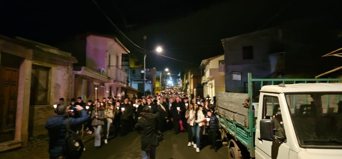 Grande partecipazione a Varapodio al corteo di solidarietà per don Gianni Rigoli. FOTO