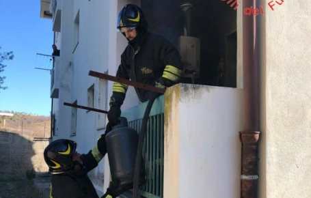 Scoppia una bombola di Gpl in un appartamento di Sellia Marina Situata sul balcone di un appartamento posto al piano terra di una palazzina popolare. Il rogo, il cui innesco è in corso di accertamento, ha interessato altresì materiale vario stipato sul balcone nonché gli infissi e la tapparella avvolgibile in pvc